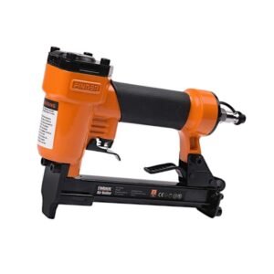 Καρφωτικό αέρος 1416 της Finder σε λειτουργία στην κατασκευή.